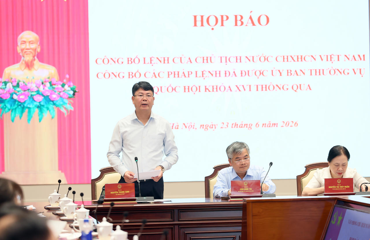 Thứ trưởng Nguyễn Thanh Tịnh giới thiệu về Pháp lệnh sửa đổi, bổ sung một số điều của Pháp lệnh Hợp nhất văn bản quy phạm pháp luật.