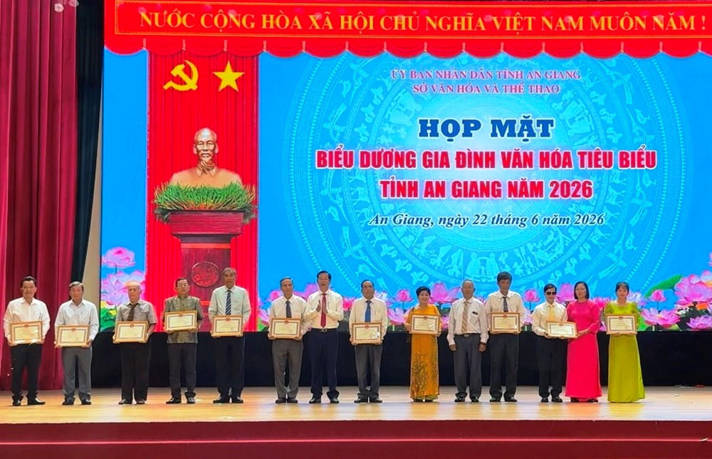 Phó Chủ tịch UBND tỉnh An Giang Lê Văn Phước trao Bằng khen cho 11 hộ gia đình văn hóa tiêu biểu của tỉnh An Giang tại buổi họp mặt. Ảnh Thế Hạnh