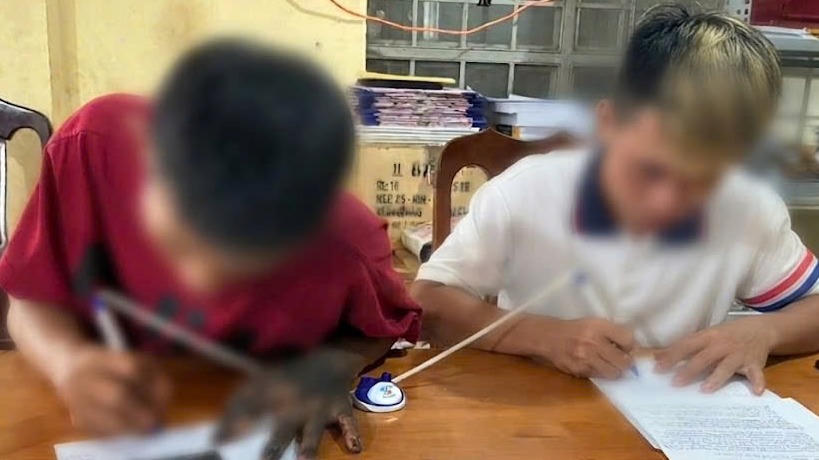 Công an làm việc với người 'tung' lên mạng clip đi xe máy 'kẹp 3' không đội mũ bảo hiểm