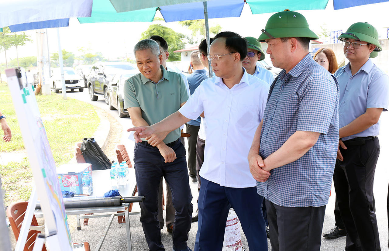 Bí thư Tỉnh ủy Nguyễn Hồng Thái (thứ 3 từ trái sang) kiểm tra thực địa hạ tầng Khu công nghiệp Vân Trung - Tăng Tiến.