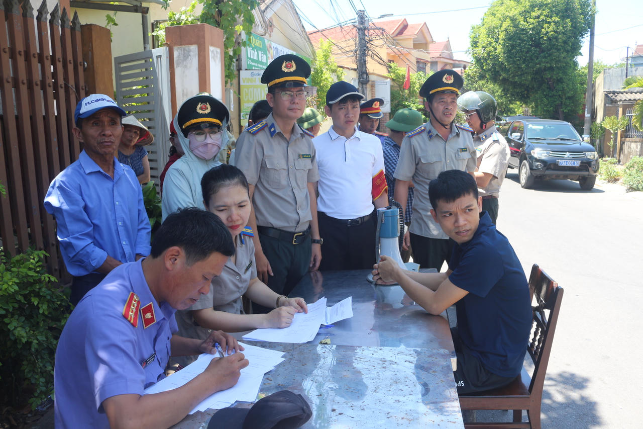 Đại diện các cơ quan chức năng lập biên bản, xác nhận kết quả cưỡng chế sau khi hoàn tất việc chuyển giao tài sản cho người mua trúng đấu giá.