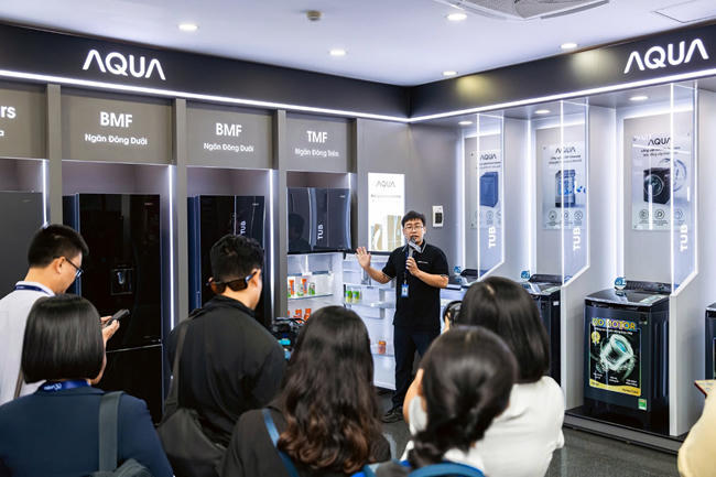 AQUA là thương hiệu gia dụng quen thuộc với các sản phẩm chủ lực như tủ lạnh, máy giặt, điều hòa, tủ đông, TV, máy nước nóng, bếp gia dụng