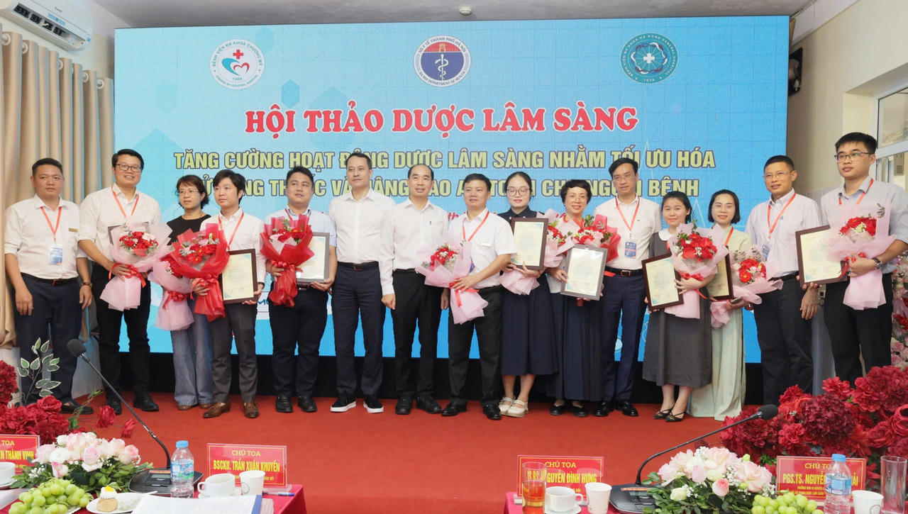 Các đại biểu tham dự Hội thảo khoa học “Tăng cường hoạt động Dược lâm sàng nhằm tối ưu hóa sử dụng thuốc và nâng cao an toàn cho người bệnh”. (Ảnh: Sở Y tế Hà Nội)