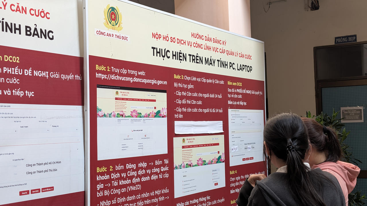 Công an phường Thủ Đức hướng dẫn làm thủ tục online.