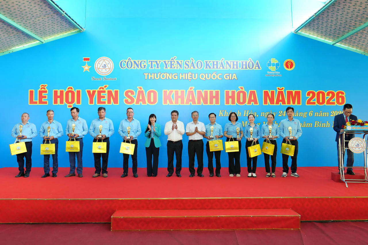 Bí thư Tỉnh ủy Khánh Hòa Trần Phong cùng lãnh đạo UBND tỉnh và công ty trao thưởng cho các cá nhân có thành tích xuất sắc.