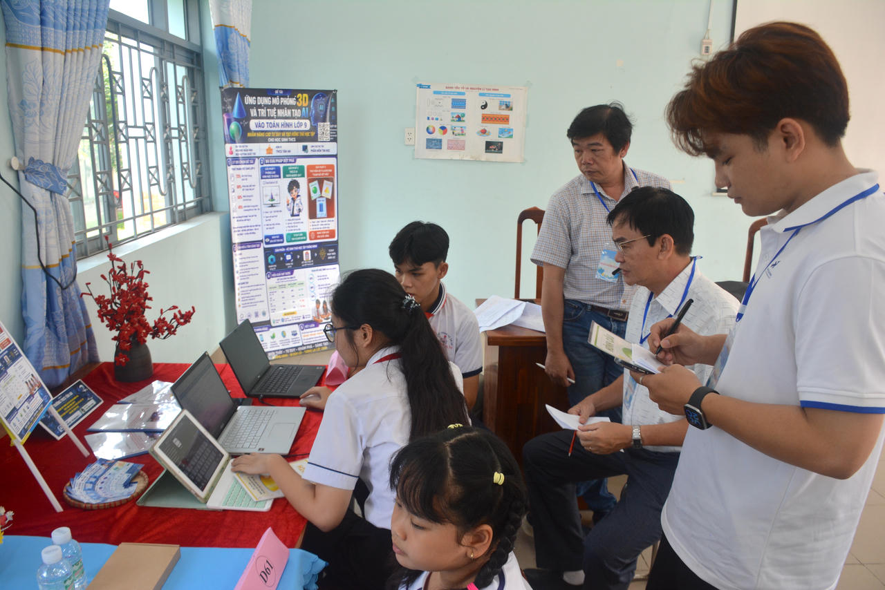 Ngoài các sản phẩm mô hình còn có các sản phẩm trí tuệ nhân tạo AI.