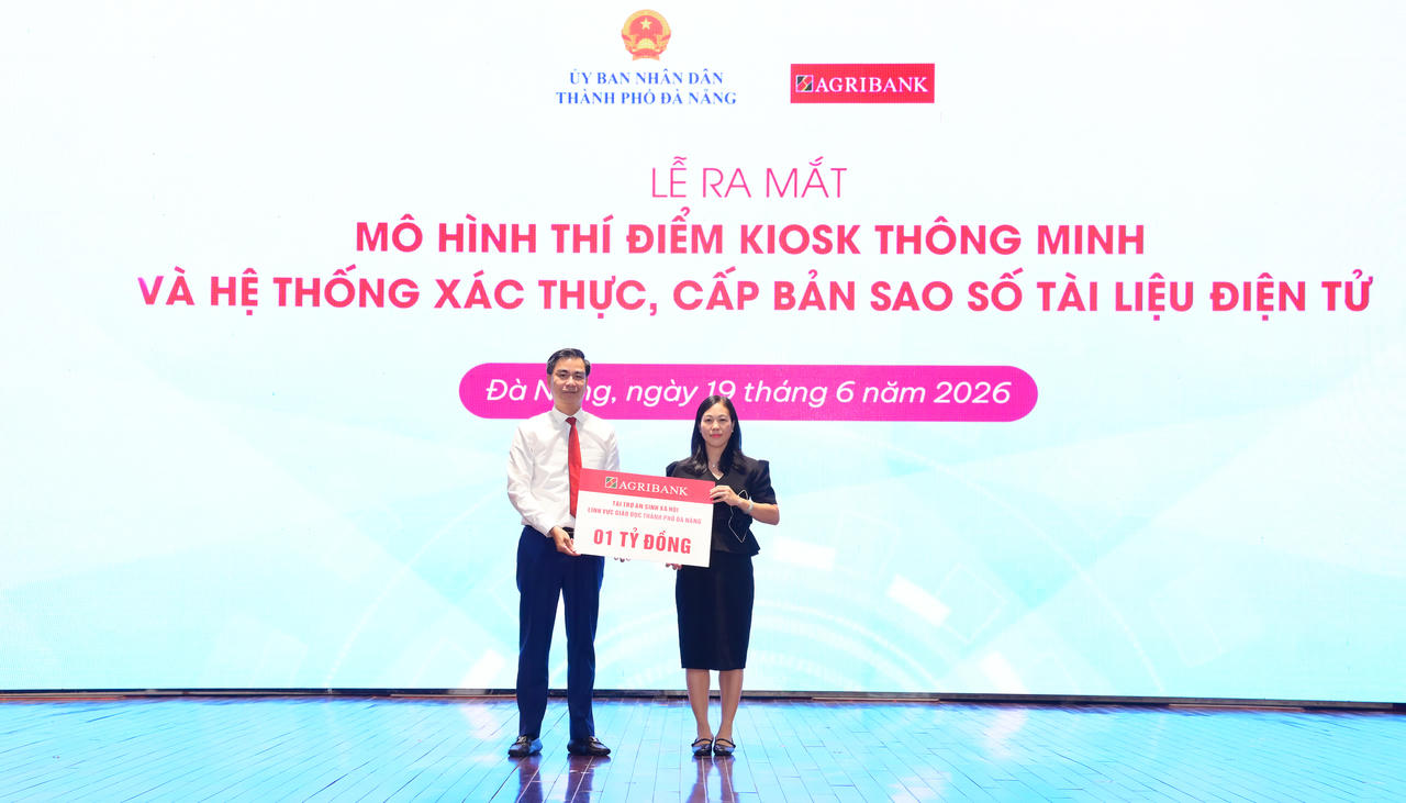 Đồng chí Lê Xuân Trung - Thành viên Hội đồng thành viên Agribank trao tặng khoản tài trợ an sinh xã hội trong lĩnh vực giáo dục trị giá 01 tỷ đồng cho thành phố Đà Nẵng.