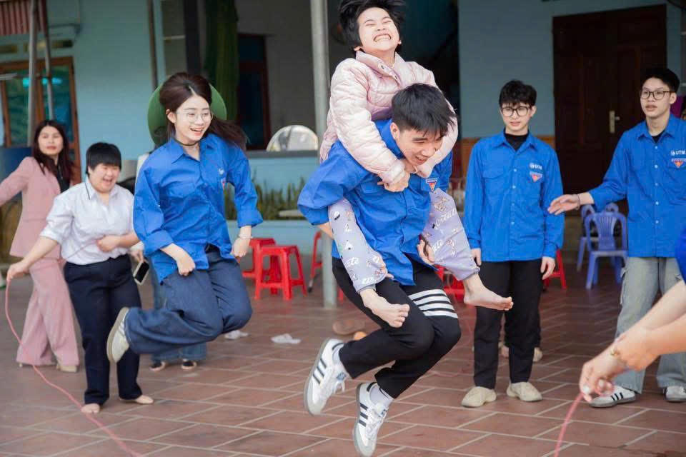 Sinh viên UTM vui đùa cùng trẻ em có hoàn cảnh đặc biệt tại Trung tâm SOS Phú Diễn.