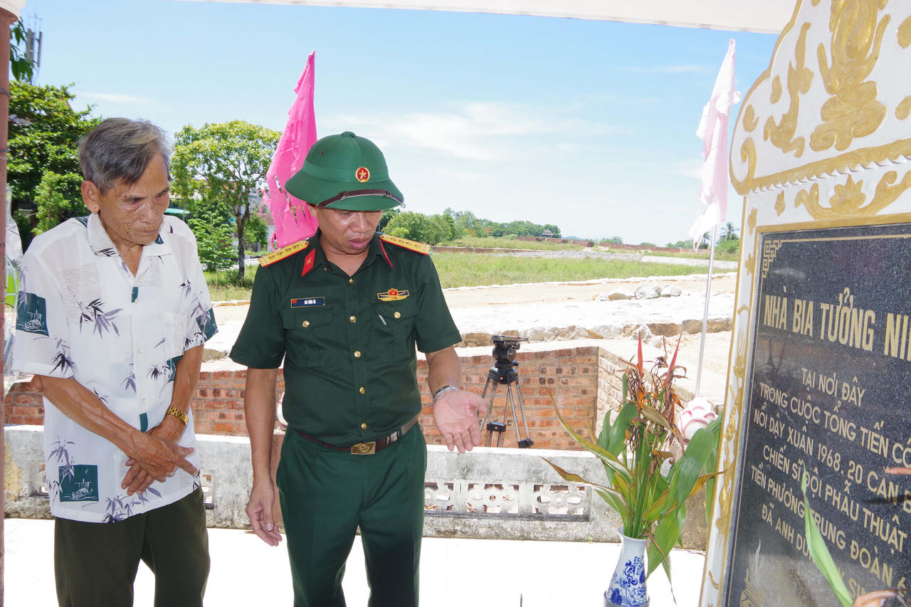 Đại tá Hà Văn Ái – Phó Chính uỷ Bộ CHQS thành phố cùng nhân chứng khảo sát vị trí nghi có mộ liệt sĩ.