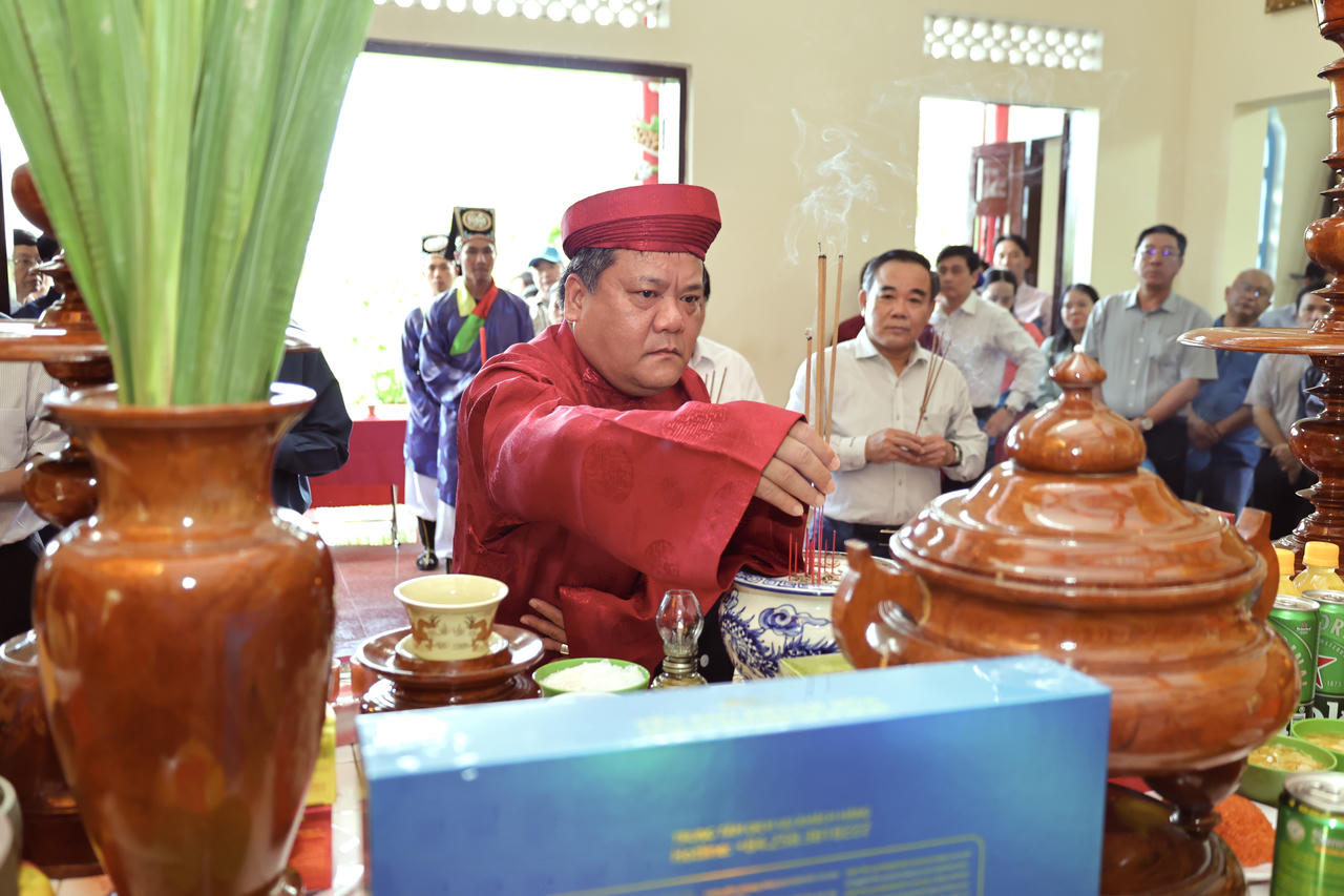 Bí thư Tỉnh ủy Khánh Hòa Trần Phong thực hiện nghi lễ dâng hương