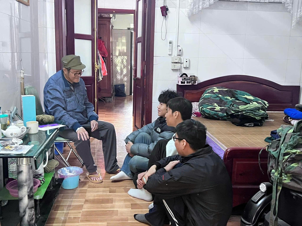 Sinh viên UTM giao lưu với người có công với cách mạng.