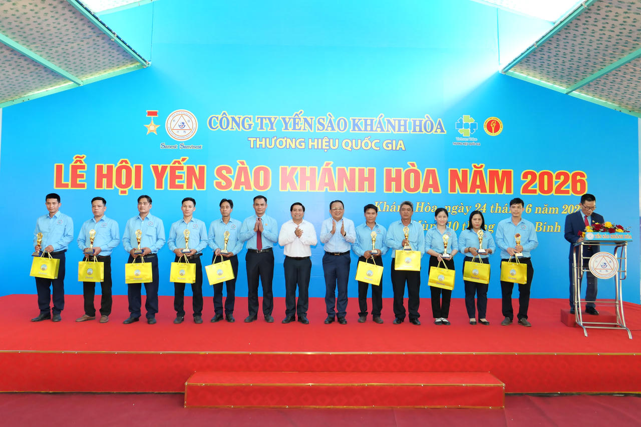 Lãnh đạo HĐND tỉnh, nguyên lãnh đạo UBND tỉnh Khánh Hòa và công ty trao thưởng cho các cá nhân có thành tích xuất sắc.
