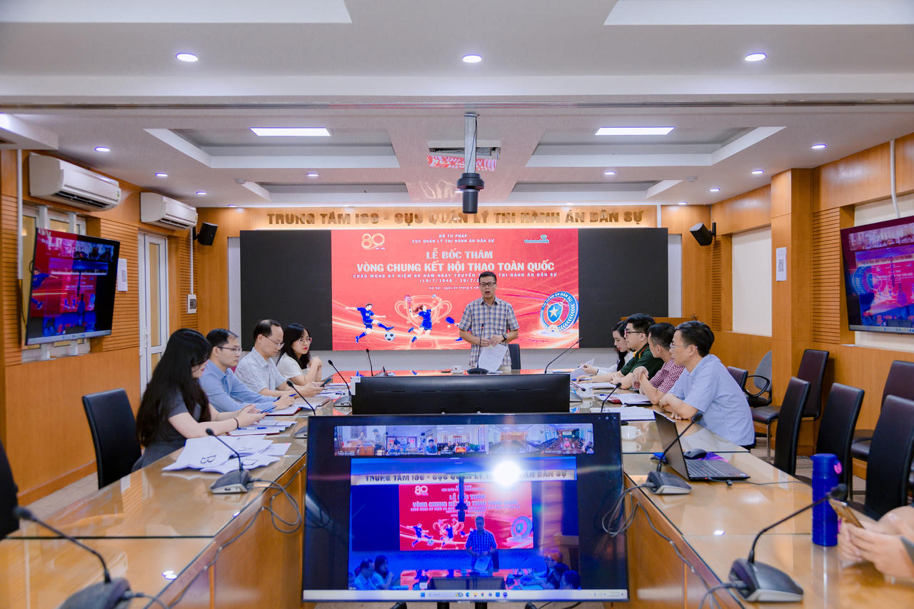     Đồng chí Phan Huy Hiếu, Phó Cục trưởng Cục Quản lý Thi hành án dân sự, Trưởng Ban Tổ chức Hội thao phát biểu khai mạc Lễ bốc thăm Vòng chung kết Hội thao toàn quốc kỷ niệm 80 năm Ngày truyền thống Thi hành án dân sự.