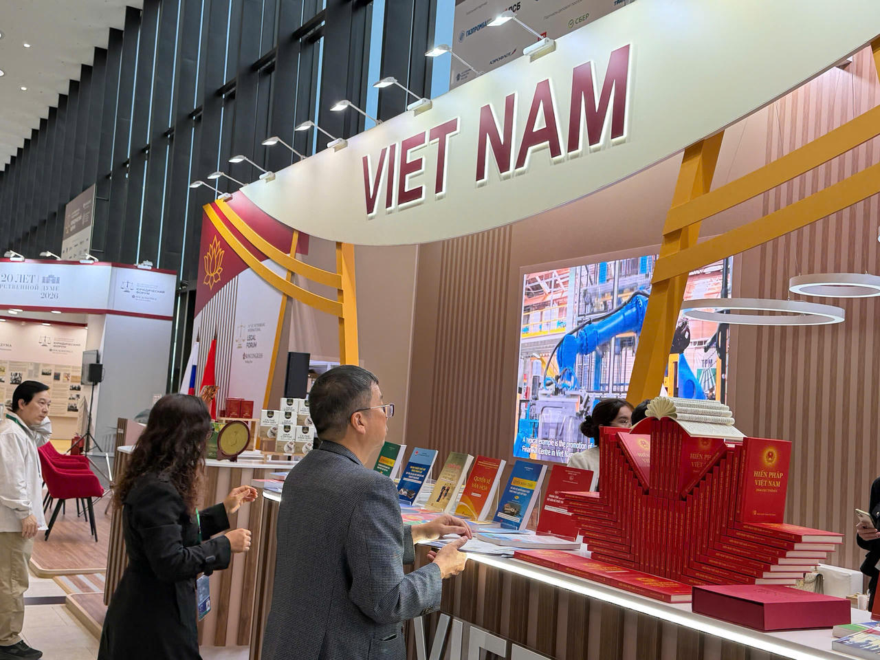 Chuẩn bị Khai mạc Gian trưng bày Việt Nam tại Diễn đàn pháp lý quốc tế Saint Petersburg lần thứ XIV