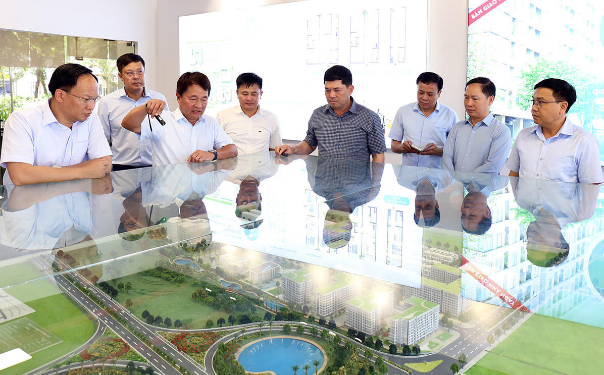 Đoàn công tác khảo sát sa bàn Dự án Nhà ở xã hội Viglacera Yên Phong.