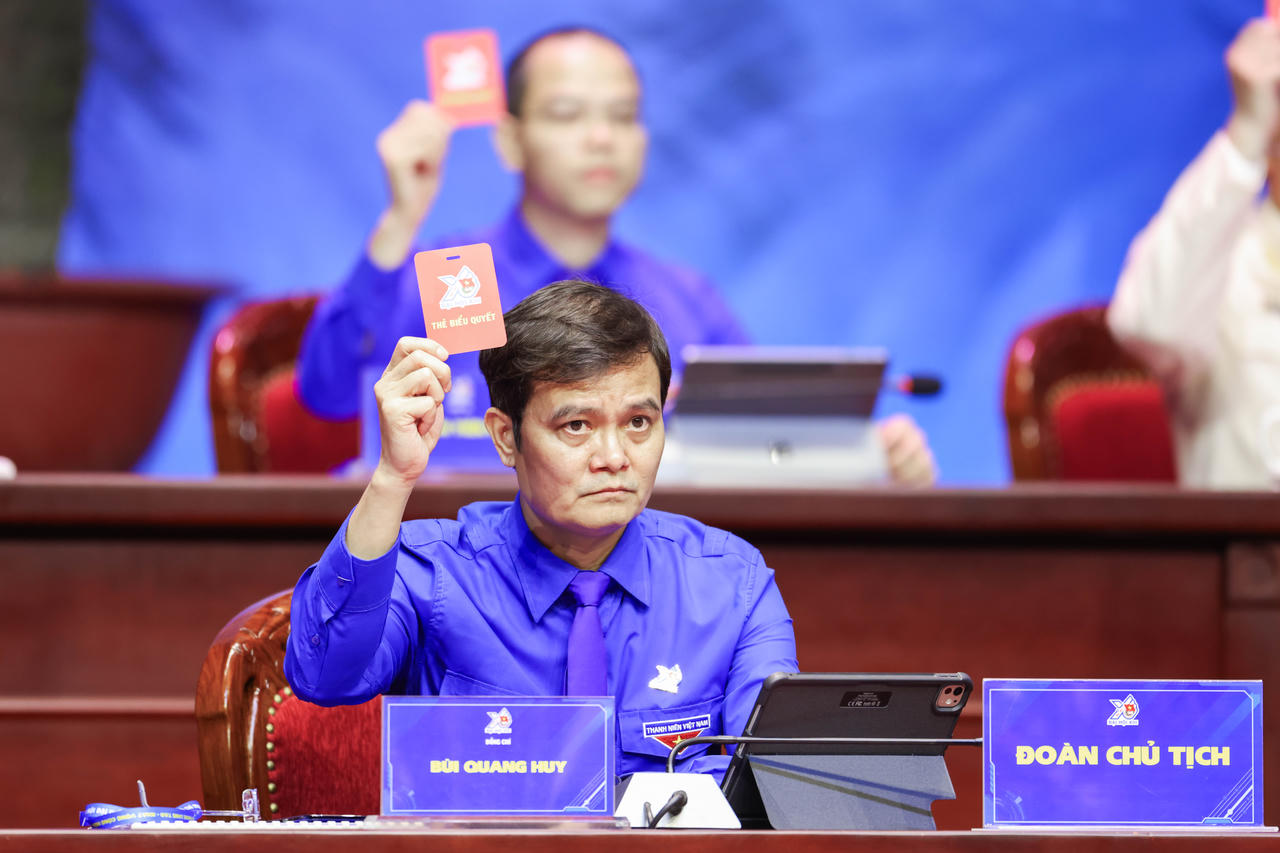 Các đại biểu biểu quyết tại Đại hội