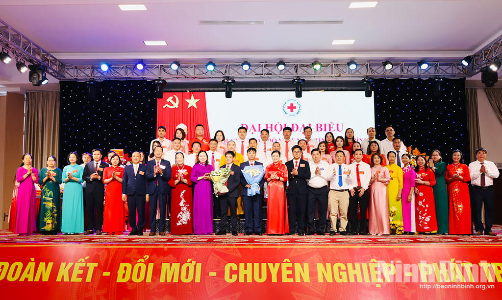 Ban Chấp hành Hội Chữ thập đỏ tỉnh khóa I, nhiệm kỳ 2026 - 2031 ra mắt Đại hội.(Ảnh: Diệu Linh - Đức Lam)