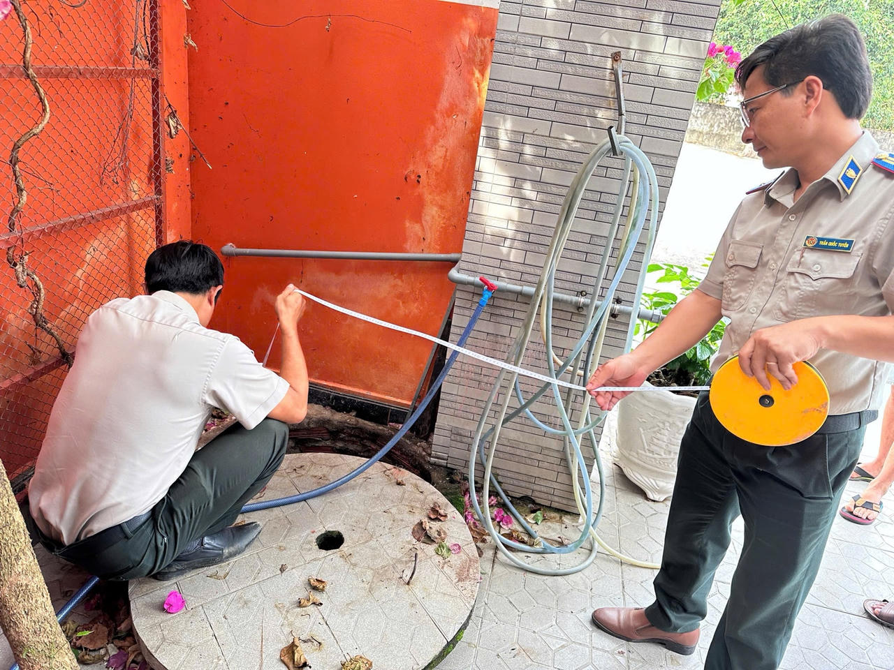 Cán bộ THADS khu vực 7 xác minh điều kiện thi hành án tại cơ sở.