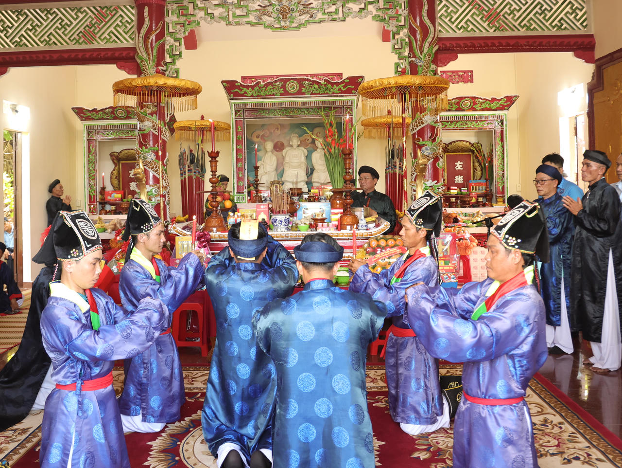 Thực hiện nghi lễ dâng hương lên thủy tổ ngành nghề yến sào