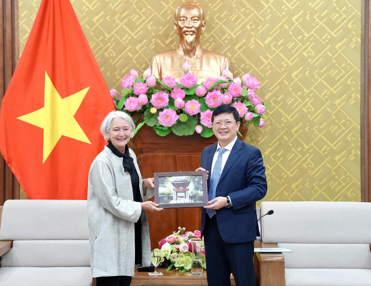 Thứ trưởng Mai Lương Khôi tặng quà lưu niệm cho bà Tammi Lynn Sharpe.