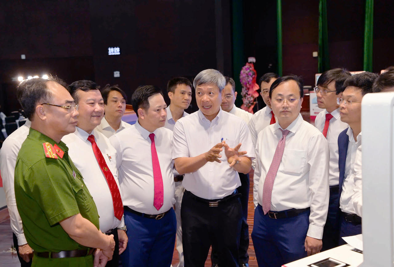 Các đại biểu trải nghiệm dịch vụ xác thực, cấp bản sao số tài liệu điện tử trên Trạm dịch vụ công số do Agribank tài trợ tại thành phố Đà Nẵng.