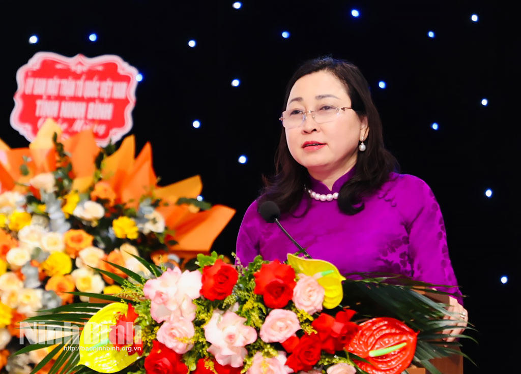 Bà Đinh Thị Lụa, Phó Bí thư Tỉnh ủy, Chủ tịch Ủy ban Mặt trận Tổ quốc Việt Nam tỉnh phát biểu tại Đại hội (Ảnh: Diệu Linh - Đức Lam)