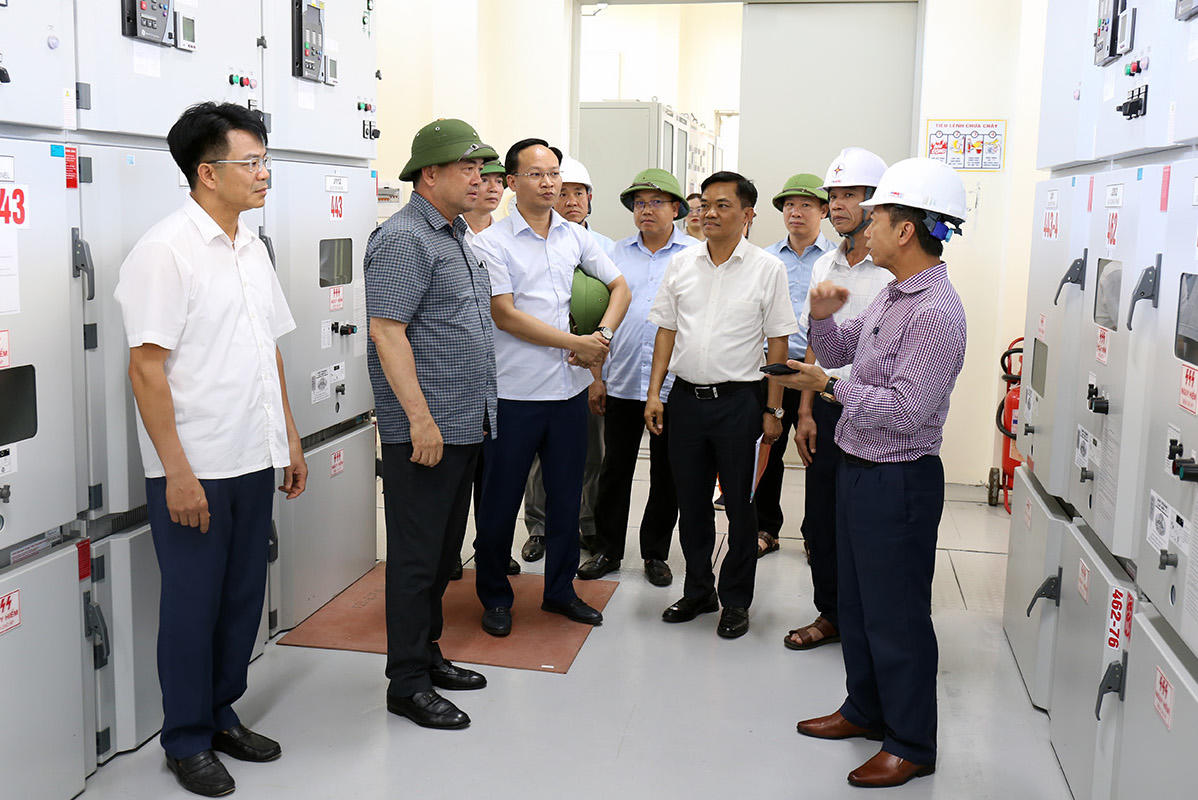 Bí thư Tỉnh ủy Nguyễn Hồng Thái kiểm tra hệ thống hạ tầng cung cấp điện tại Khu công nghiệp Yên Phong II-C.