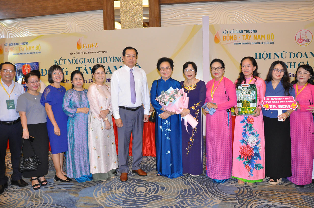 Các đại biểu chụp ảnh lưu niệm.