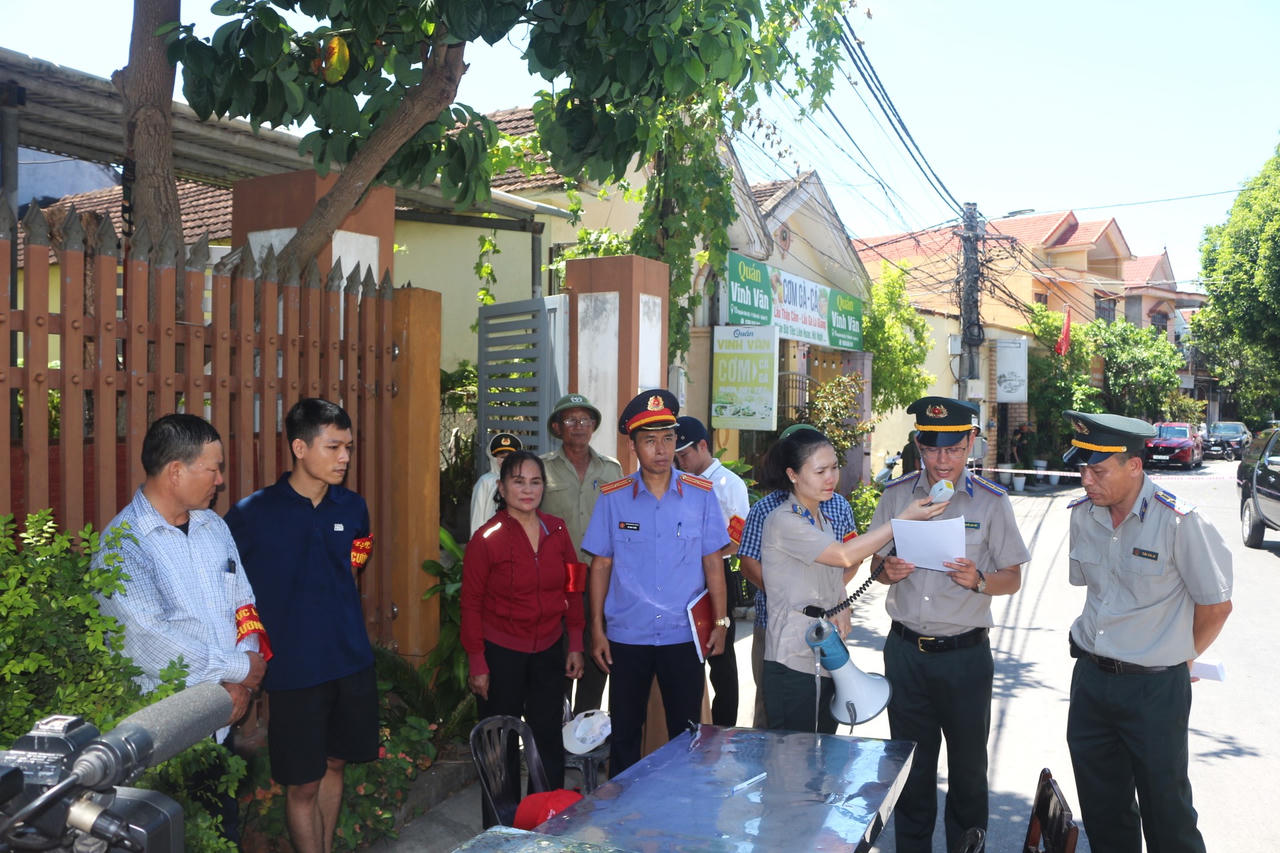 Đại diện Hội đồng cưỡng chế công bố kết quả thực hiện cưỡng chế sau khi hoàn tất việc chuyển giao tài sản cho người mua trúng đấu giá.