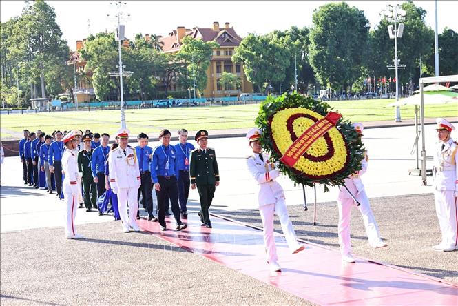 Đại biểu dự Đại hội Đoàn toàn quốc vào Lăng viếng Chủ tịch Hồ Chí Minh.