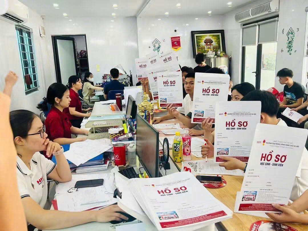 Đông đảo phụ huynh và học sinh đến đăng ký nhập học tại Văn phòng tuyển sinh - Trường Cao đẳng Công nghệ cao Hà Nội