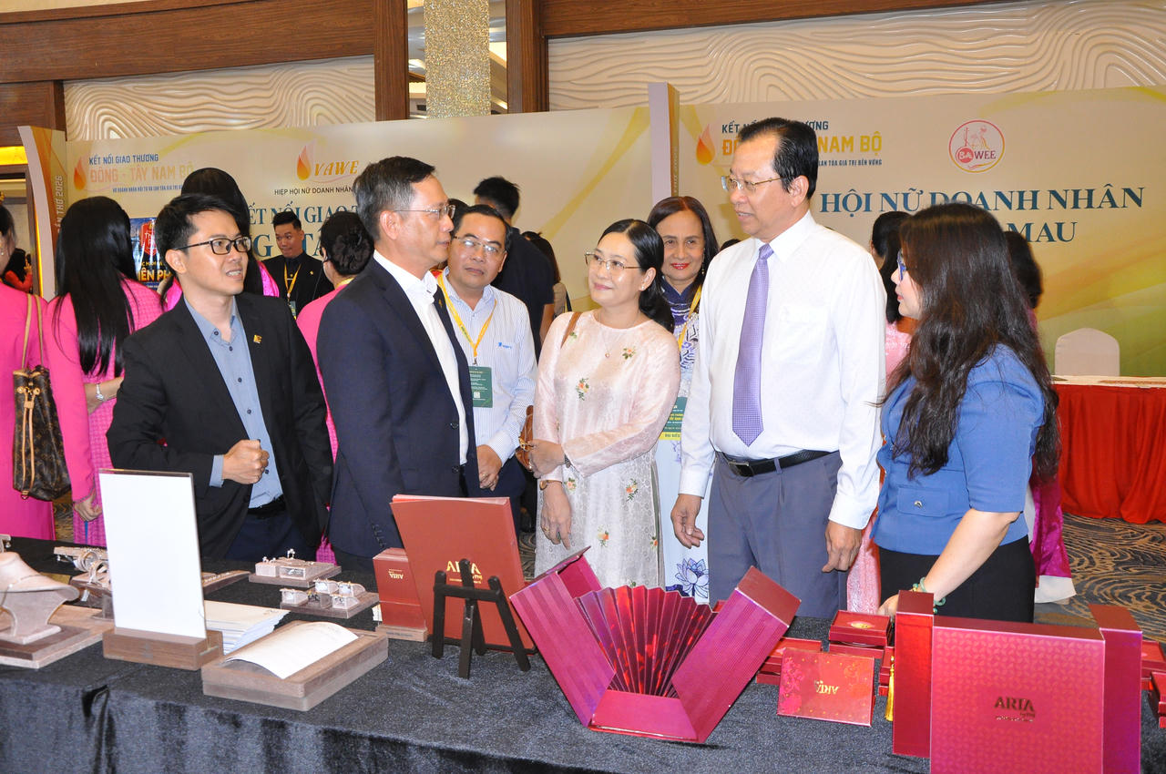 Đại biểu tham quan các gian hàng trưng bày.