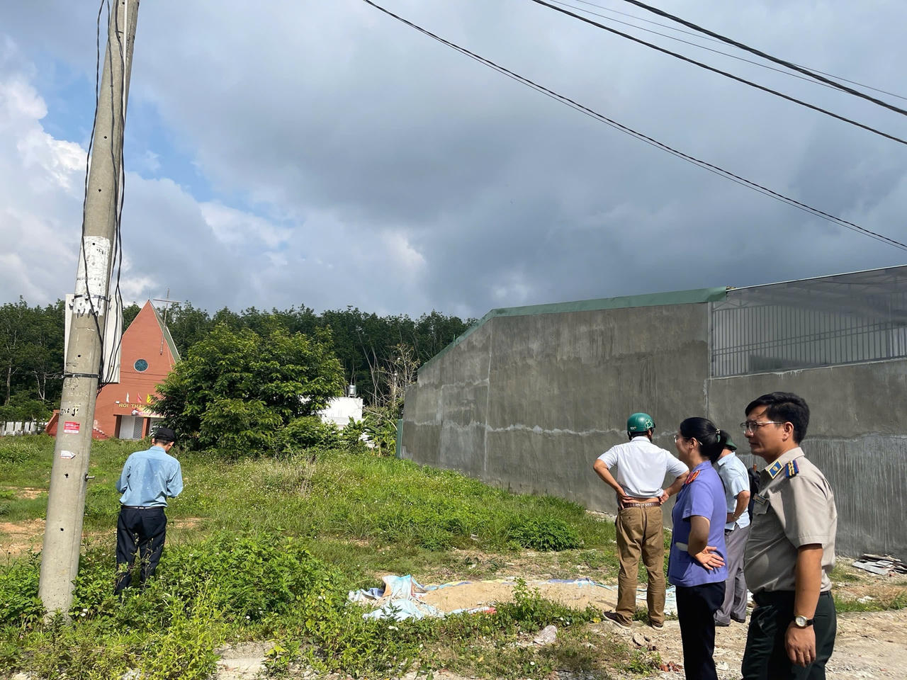 Chấp hành viên Trần Quốc Tuyến cùng các cơ quan, ban ngành đi xác minh, đo đạc thực địa quyền sử dụng đất vụ bà L.T.Đ.