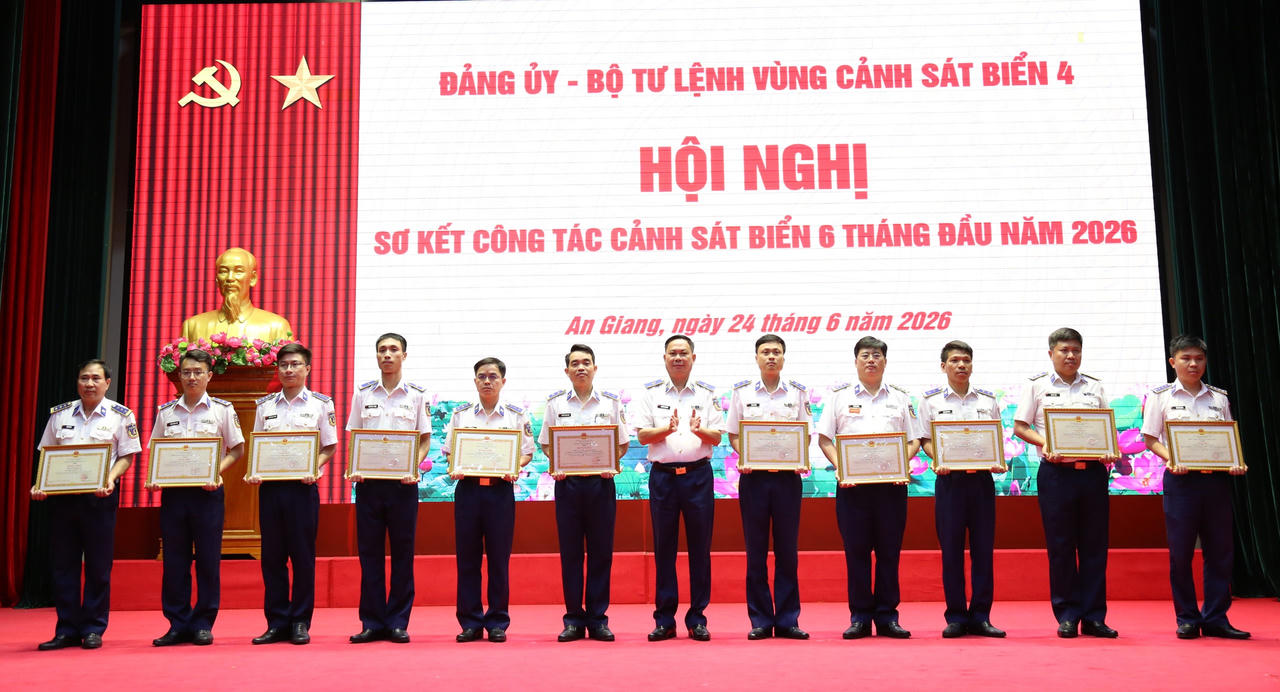 Thiếu tướng Nguyễn Văn Dũng, Bí thư Đảng ủy, Chính ủy Vùng trao thưởng cho các tập thể, cá nhân được Cảnh sát biển Việt Nam tặng Bằng khen và BTL Vùng khen thưởng đột xuất trong thực hiện nhiệm vụ.