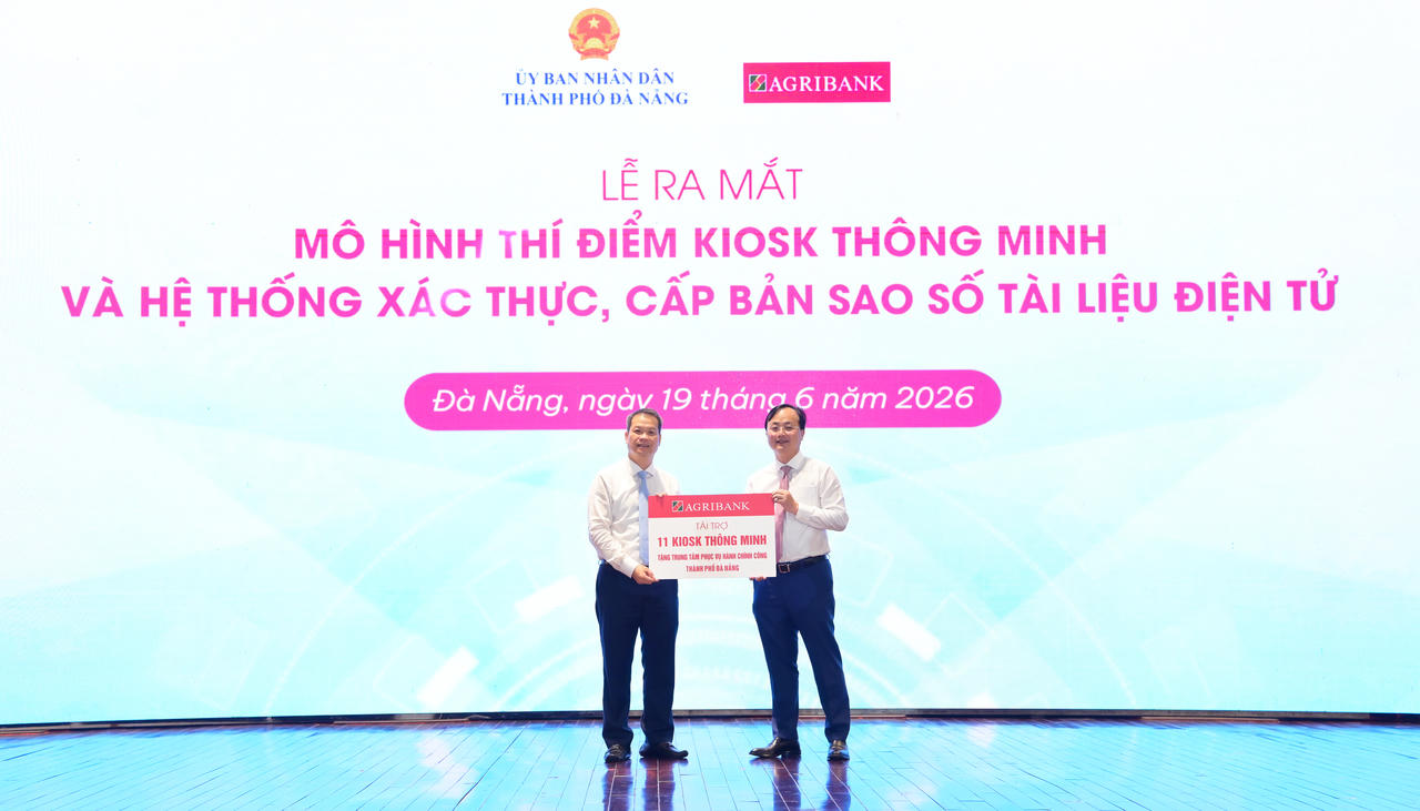 Đồng chí Tô Huy Vũ - Chủ tịch Hội đồng thành viên Agribank trao biểu trưng tài trợ 11 Trạm dịch vụ công số phục vụ người dân thành phố Đà Nẵng.