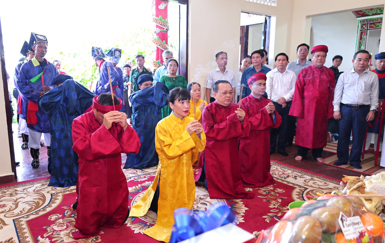 Lãnh đạo, nguyên lãnh đạo Công ty Yến sào Khánh Hòa thực hiện nghi lễ dâng hương lên thủy tổ ngành nghề yến sào