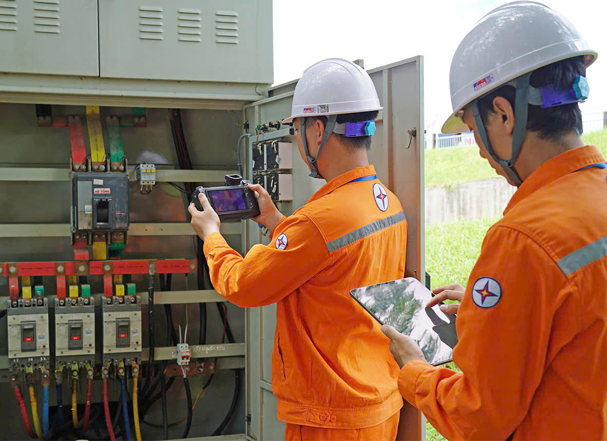 Nhân viên EVNNPC sử dụng các thiết bị công nghệ hiện đại để kiểm tra vận hành lưới điện