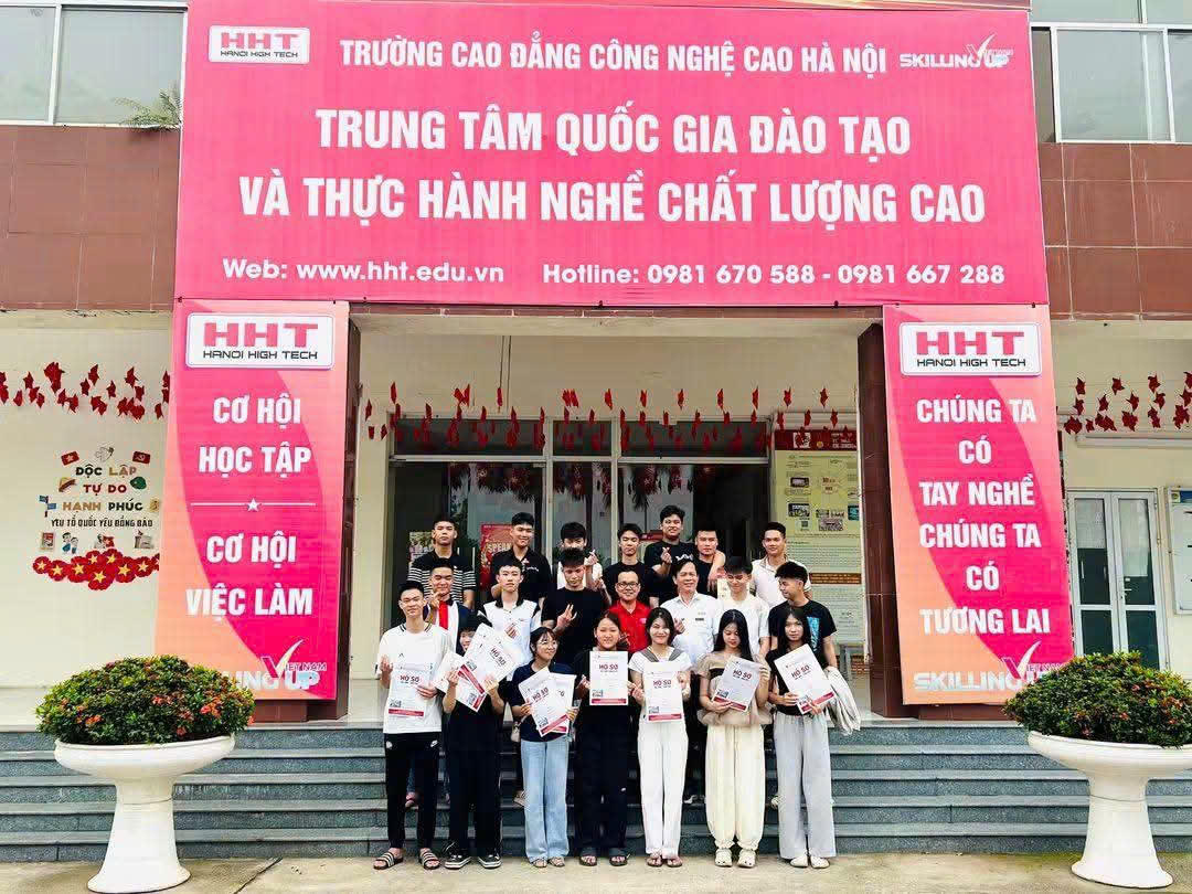 Những em học sinh đã nộp hồ sơ, qua vòng xét tuyển đủ điều kiện để theo học tại HHT