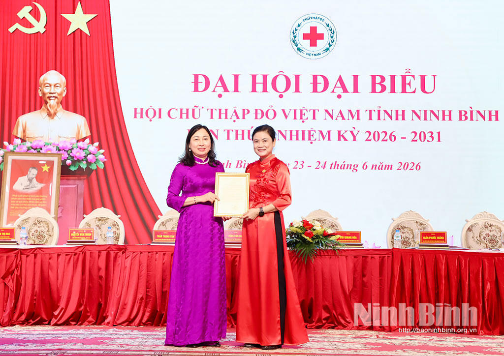 Bà Đỗ Thị Thu Thảo, Bí thư Đảng ủy, Chủ tịch Trung ương Hội Chữ thập đỏ Việt Nam trao Giấy chứng nhận suy tôn Chủ tịch danh dự Hội Chữ thập đỏ tỉnh, nhiệm kỳ 2026 - 2031 cho bà Đinh Thị Lụa, Phó Bí thư Tỉnh ủy, Chủ tịch Ủy ban Mặt trận Tổ quốc Việt Nam tỉnh. (Ảnh: Diệu Linh - Đức Lam)