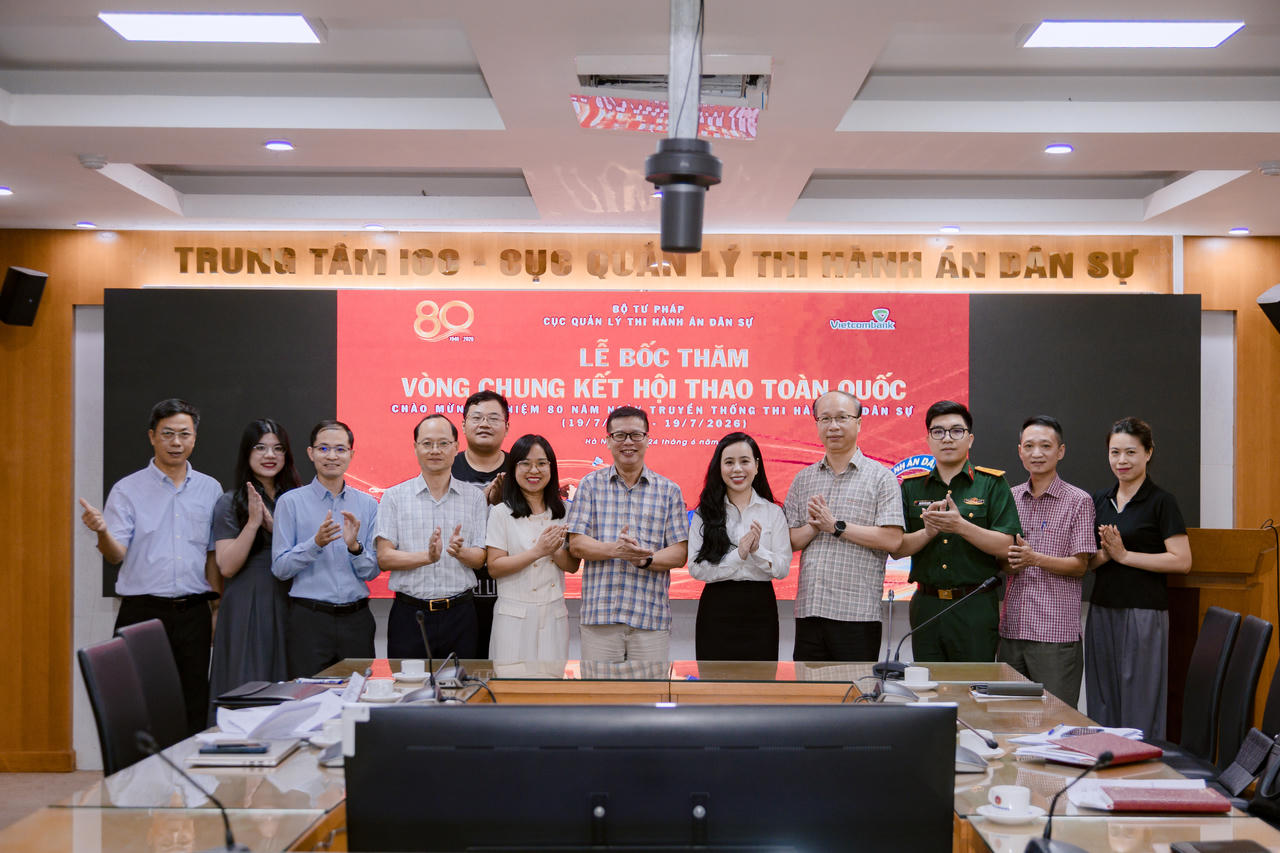     Đại diện Ban Tổ chức, Tổ chuyên môn và các đơn vị tham dự chụp ảnh lưu niệm tại Lễ bốc thăm Vòng chung kết Hội thao toàn quốc kỷ niệm 80 năm Ngày truyền thống Thi hành án dân sự.