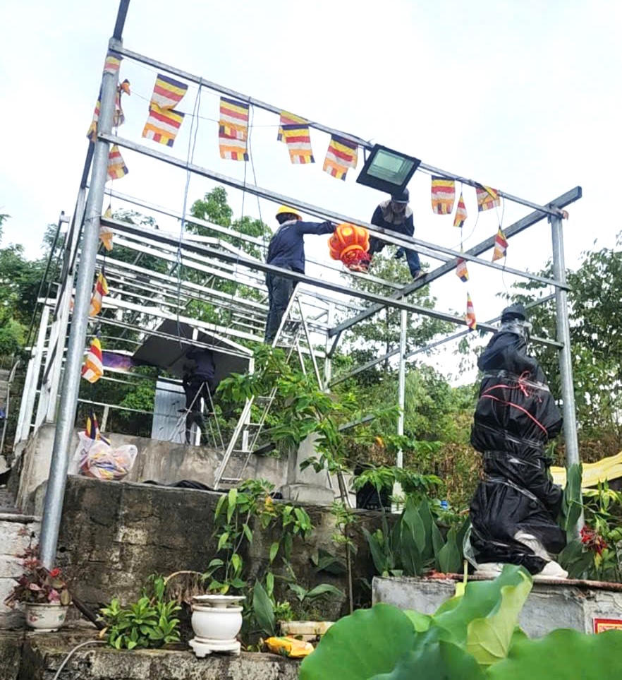 Lực lượng chức năng phối hợp tổ chức kiểm tra, chỉ đạo tháo dỡ, di dời công trình xây dựng trái phép tại xã Phú Trạch, tỉnh Quảng Trị.