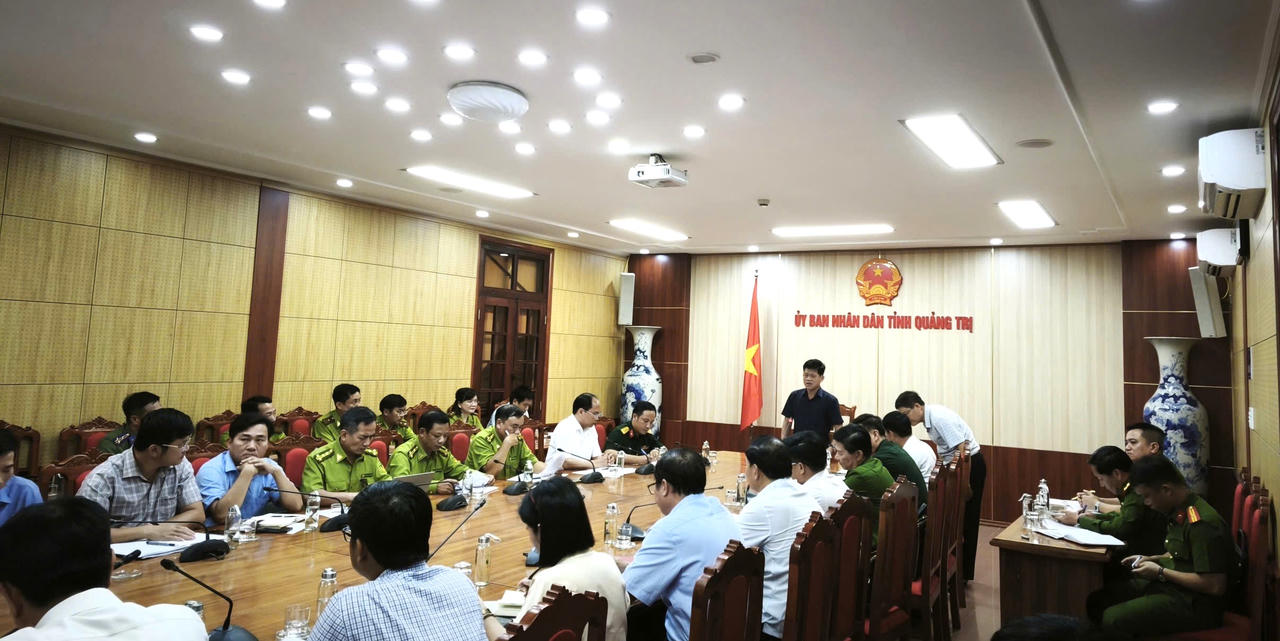 Phó Chủ tịch UBND tỉnh Quảng Trị Lê Văn Bảo chủ trì cuộc họp khẩn về công tác phòng cháy, chữa cháy rừng, kết nối trực tuyến đến các xã, phường, đặc khu trên địa bàn tỉnh.