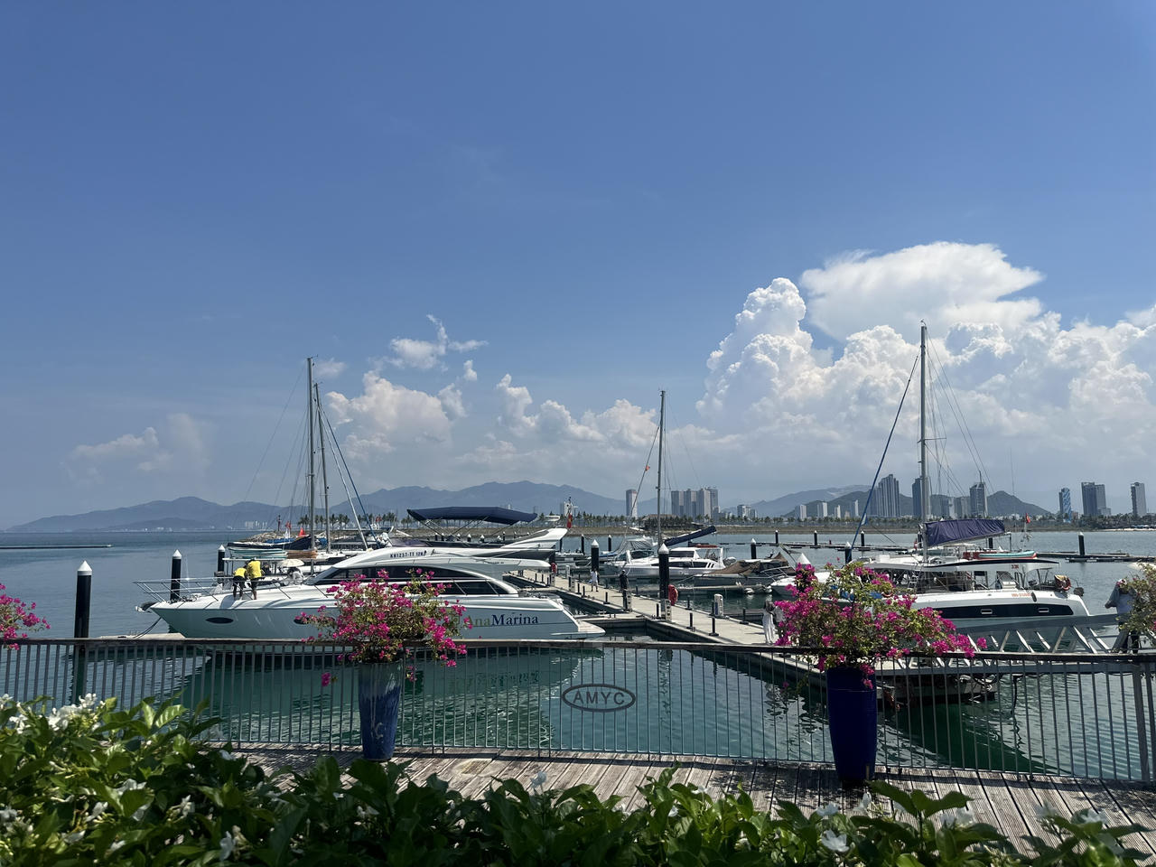 Từ Bến du thuyền quốc tế Ana Marina, du khách bắt đầu hành trình khám phá vẻ đẹp Vịnh Nha Trang cùng Marmoris Yachting.