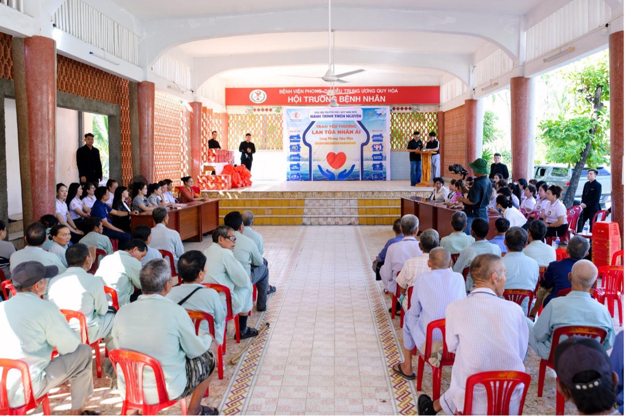 Chương trình “Trao yêu thương – Lan tỏa nhân ái” mang đến niềm vui và sự động viên tinh thần cho các bệnh nhân đang điều trị tại Bệnh viện Phong – Da liễu Trung ương Quy Hòa.