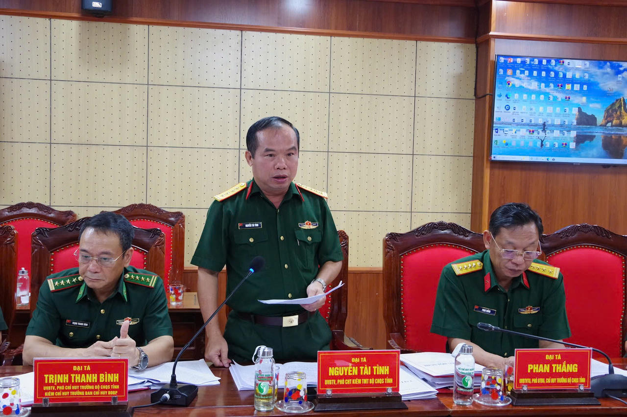 Đại tá Nguyễn Tài Tình, Ủy viên Ban Thường vụ Đảng uỷ Quân sự tỉnh, Phó Chỉ huy trưởng - Tham mưu trưởng Bộ CHQS tỉnh phát biểu thảo luận tại hội nghị.