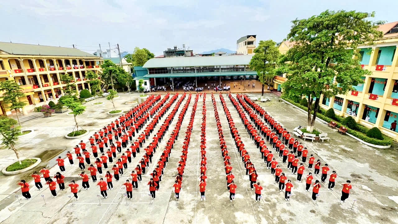 Học sinh Trường THPT Tân Trào biểu diễn tại sân trường. (Ảnh: PV)