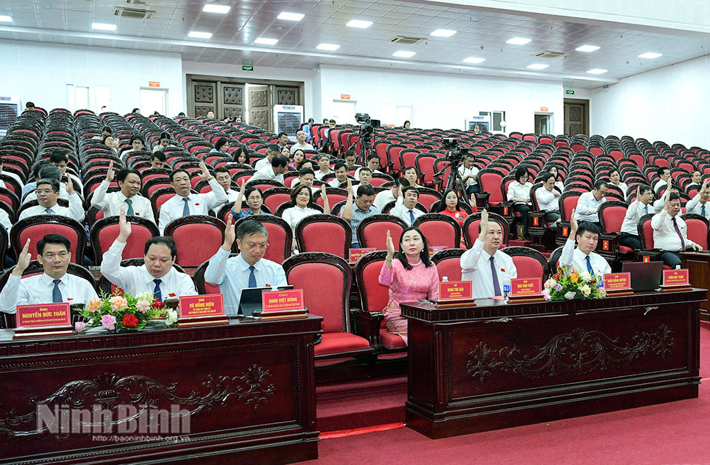 Các đại biểu biểu quyết thông qua các Nghị quyết tại Kỳ họp.Ảnh: Báo Ninh Bình