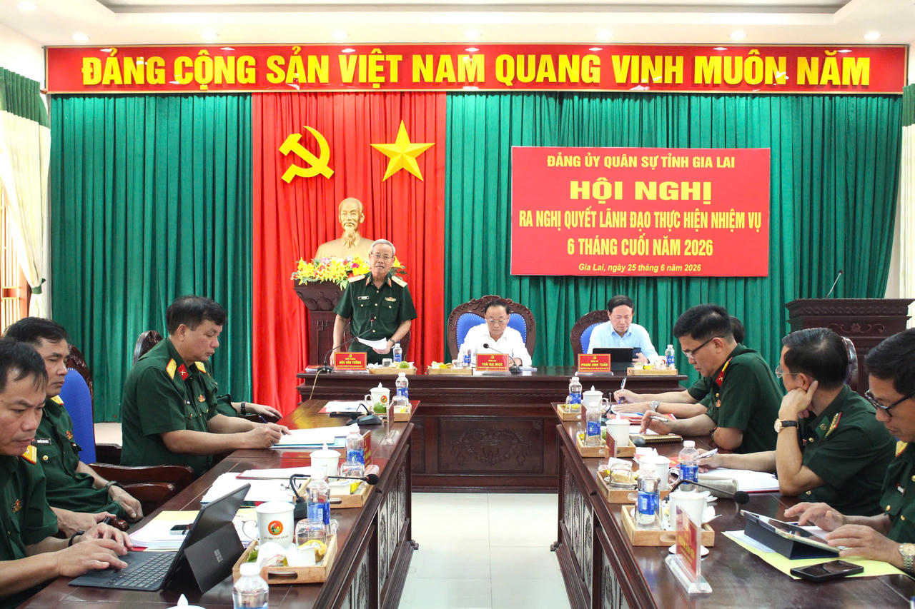 Thiếu tướng Hứa Văn Tưởng - Phó Tư lệnh Quân khu 5 phát biểu tại hội nghị.
