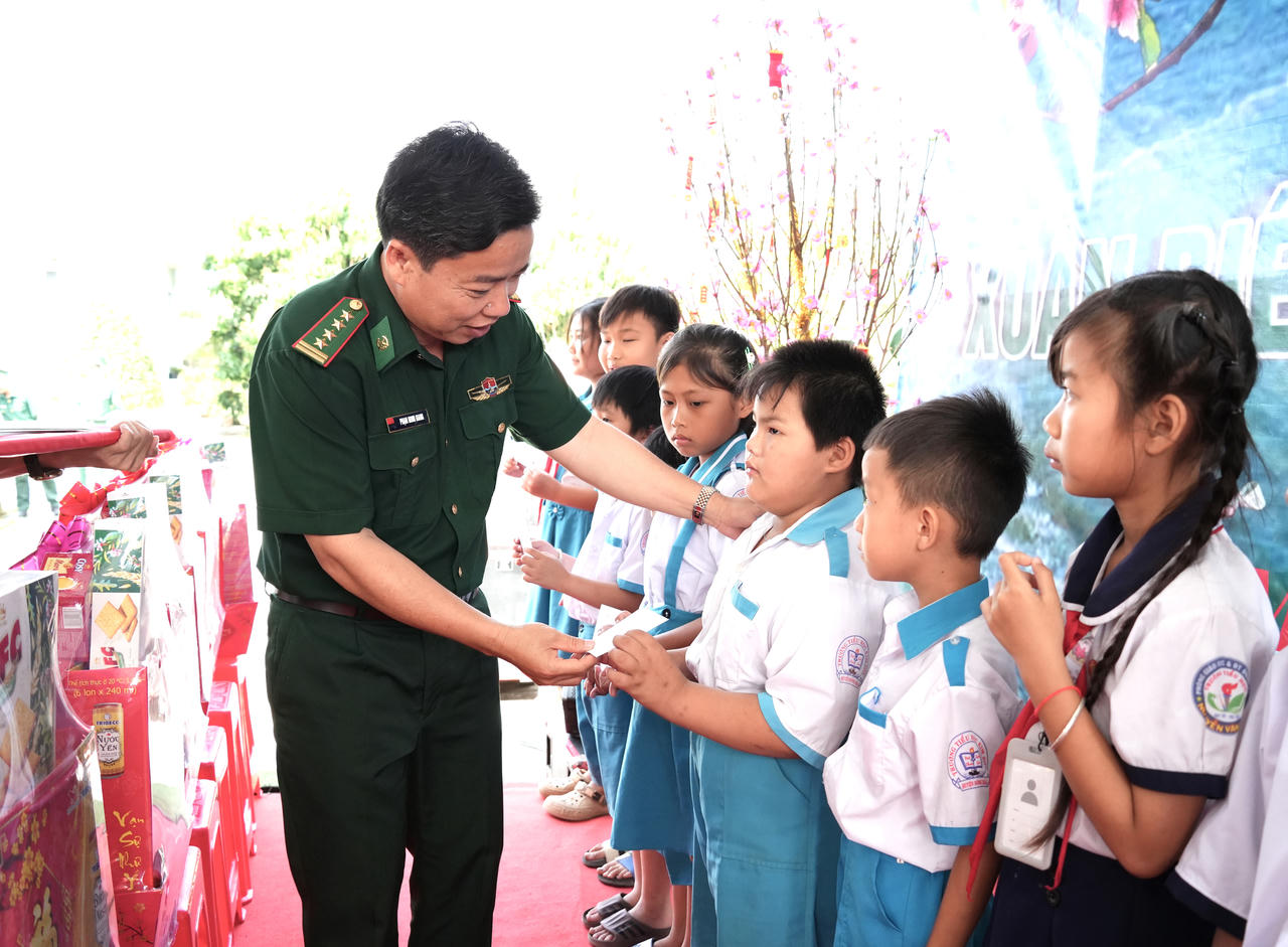 Đại tá Phạm Minh Giang – Tỉnh ủy viên, Chính ủy Ban Chỉ huy BĐBP tỉnh Cà Mau trao học bổng cho học sinh nghèo vượt khó trên địa bàn khu vực biên giới biển.