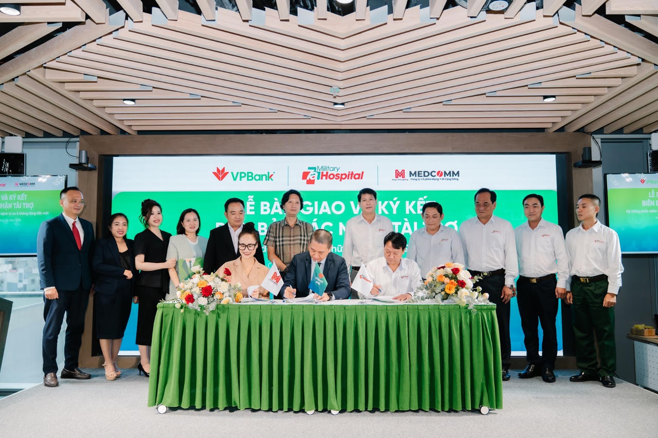 Đại diện VPBank, Medcomm và Bệnh viện Quân y 7A ký kết biên bản xác nhận tài trợ Hệ thống đăng ký khám từ xa và thanh toán không tiền mặt.